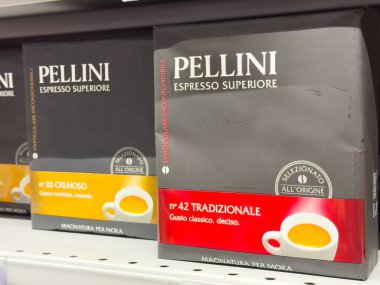 Tarvisio, İtalya - 01 Haziran 2025: Pellini espresso üstü kahve kutuları süpermarket rafında düzenlendi, farklı aromalar vurgulandı ve kahve severler için çekici tasarımlar yapıldı