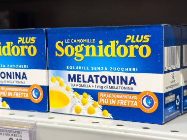 Tarvisio, İtalya - 1 Haziran 2025: Sognid 'oro melatonin papatya çay kutuları perakende rafında düzgünce düzenlenmiştir, bitkisel uyku yardımlarının altını çizmektedir