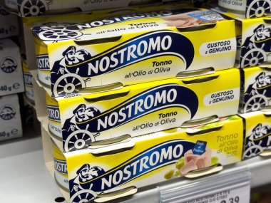 Tarvisio, İtalya - 01 Haziran 2025: Nostromo zeytin yağında konserve ton balığı dikkat çekici ambalajı ve kalitesini vurgulayarak bir süpermarket rafında sergileniyor