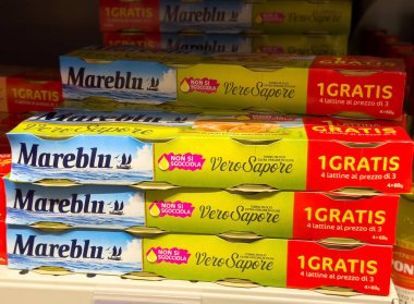 Tarvisio, İtalya - 01 Haziran 2025: Mareblu konserve balık ürünleri renkli ambalaj ve tanıtım tekliflerini vurgulayarak süpermarket rafında sergileniyor
