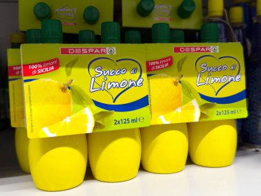 Tarvisio, İtalya - Haziran 01, 2025: Despar limon suyu şişeleri, parlak sarı ambalajlı ve Sicilya limonlarının tazeliğini ön plana çıkaran bir rafta sergilenmektedir
