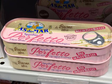 Tarvisio, İtalya - 01 Haziran 2025: MAR uskumru fileto zeytin yağında güzel paketlenmiş, kaliteli deniz ürünleri vurgulanıyor