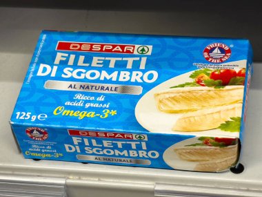 Tarvisio, İtalya - 01 Haziran 2025: Süpermarket raflarında sergilenen doğal yağda Despar uskumru filetoları, zengin Omega-3 içeriği ve çekici ambalajları vurguluyor