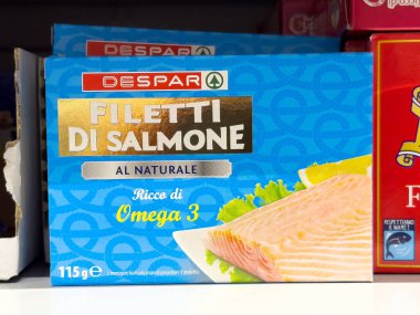 Tarvisio, İtalya - 01 Haziran 2025: Dükkanda ambalajda bulunan DESPAR somon filetoları, zengin omega-3 içeriği ve müşteriler için cazip tasarım