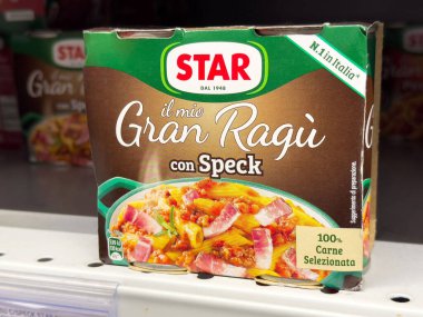 Tarvisio, İtalya - 01 Haziran 2025: Süpermarket rafında Gran Ragu con Speck ambalajı, renkli tasarım ve gıda aşıkları için çekici görseller