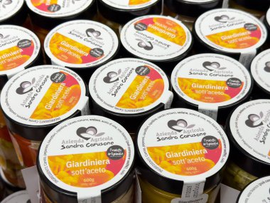 Tarvisio, İtalya - 01 Haziran 2025: Azienda Agricola Sandra Carusone 'dan Giardiniera sott' aceto kavanozları İtalyan mutfak geleneğini vurgulayan renkli bir düzende sergilendi