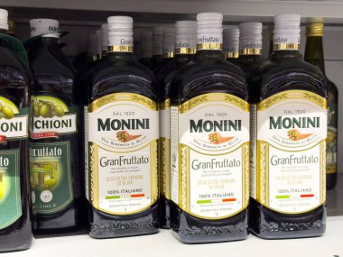 Tarvisio, İtalya - 01 Haziran 2025: Monini GranFruttato ekstra bakire zeytinyağı şişeleri süpermarket raflarında, İtalyan işçiliğini ve kaliteli kalitesini ön plana çıkarıyor
