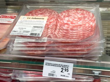 Tarvisio, İtalya - 01 Haziran 2025: Paketlenmiş Sopressa salam dilimleri, İtalyan mutfak geleneği ve gurme adaklarını vurgulayarak, bir süpermarket rafında düzgünce düzenlenmiştir