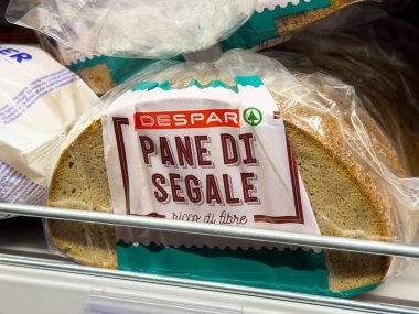 Tarvisio, İtalya - 01 Haziran 2025: Despar 'dan gelen çavdar ekmeği, plastik ambalajda sergileniyor, lifli dokusunu ve sağlıklı özelliklerini vurguluyor