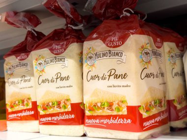 Tarvisio, İtalya - 01 Haziran 2025: Mulino Bianco Cuor di Pane ekmek paketleri, çekici tasarımları ve markalarının altını çizerek, bir süpermarket rafında düzgünce düzenlenmiştir