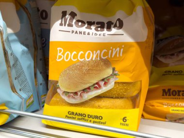 Tarvisio, İtalya - 01 Haziran 2025: Morato Bocconcini ekmek paketleme vitrinleri sandviçler için mükemmel, bir süpermarket ortamında kaliteyi ve tazeliği vurguluyor