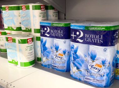 Tarvisio, İtalya - 01 Haziran 2025: Mavi çiçekli Foxy Bouquet tuvalet kağıdı süpermarket raflarında belirgin bir şekilde sergileniyor, ev ürünleri ve tanıtım teklifleri vurgulanıyor