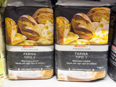 Tarvisio, İtalya - 01 Haziran 2025: Espar tarafından Farina Tipo 1 etiketli birinci sınıf un paketleri, pişirme ihtiyaçları için bir süpermarket rafında düzenli olarak düzenlenmektedir
