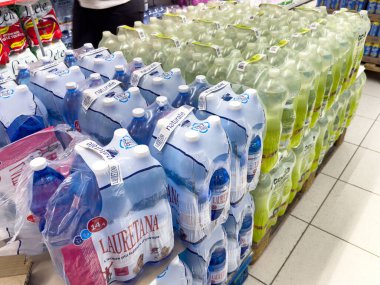 Tarvisio, İtalya - 01 Haziran 2025: Laurentina 'nın markette şişelenmiş su gösterimi, raflarda düzgünce dizilmiş birden fazla boyut ve renkler
