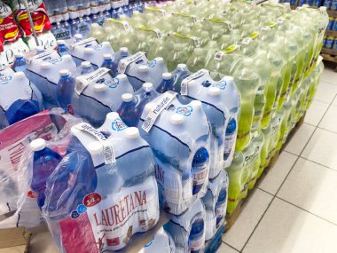 Tarvisio, İtalya - 01 Haziran 2025: Laurentina markası da dahil olmak üzere şişelenmiş su ürünleri kolay erişim ve seçim için bir süpermarket koridorunda düzenli olarak düzenlenmektedir