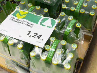 Tarvisio, İtalya - 01 Haziran 2025: Limonlu soda şişeleri, canlandırıcı içecek tercihleri için 1.24 euro fiyat etiketi ile perakende sergileniyor