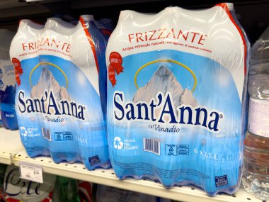 Tarvisio, İtalya - 01 Haziran 2025: Sant 'Anna' nın köpüklü su şişeleri bir süpermarket rafında sergileniyor, çekici ambalajları ve tazelikleri vurgulanıyor