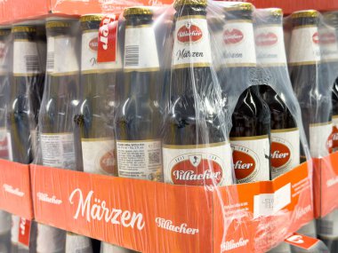 Tarvisio, İtalya - 01 Haziran 2025: Klacher bira fabrikasından getirilen Marzen bira şişeleri renkli ambalaj ve markalaşmayı ön plana çıkaran bir perakende sergileniyor