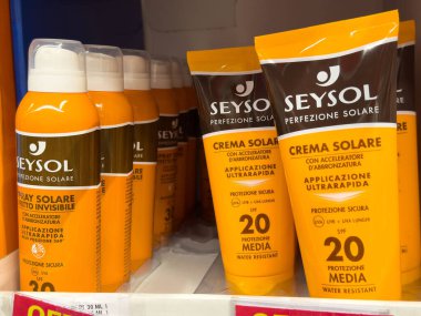 Tarvisio, İtalya - 01 Haziran 2025: Seysol güneş koruma ürünleri açık hava faaliyetleri için parlak turuncu ambalajlar ve çeşitli SPF seçenekleri içeren bir rafta düzenlendi
