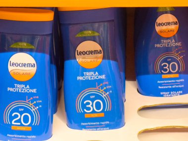 Tarvisio, İtalya - 01 Haziran 2025: Leocrema Solare güneş kremi şişeleri bir rafta dizilmiş, farklı SPF seçenekleri ve cilt korunması için renkli markalar vurgulanıyor