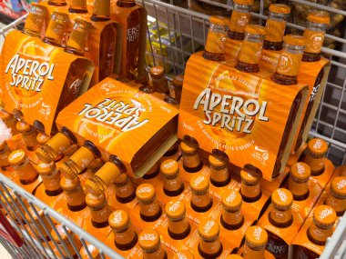 Tarvisio, İtalya - 01 Haziran 2025: Aperol Spritz şişeleri renkli bir şekilde düzenlenmiştir, yaz aylarında toplanma ve kutlamalar için mükemmeldir.
