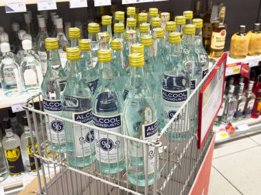 Tarvisio, İtalya - 01 Haziran 2025: Alcool Buongusto şişeleri perakende sergilenerek çekici tasarımları ve canlı renkleri vurgulanıyor