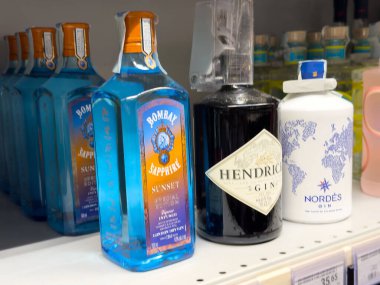 Tarvisio, İtalya - 1 Haziran 2025: Bombay Sapphire Sunset, Hendrick 's Cin ve Nordes Gin kokteyl severler ve toplantılar için ideal bir süpermarket rafında yer aldılar.