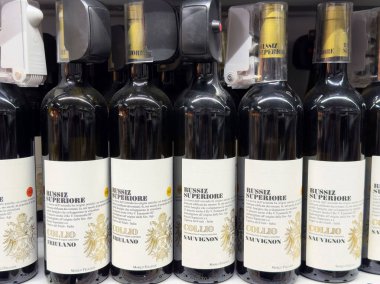 Tarvisio, İtalya - 01 Haziran 2025: RUSIZ SUPERIORE ve COLLIORO SAUVIGNON etiketli şarap şişelerinin gösterimi, prim kalitesi ve zarif tasarımı vurgulanıyor