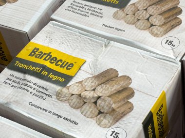 Tarvisio, İtalya - 01 Haziran 2025: Kutulardaki ızgara ahşap kütükleri, ürünün markalaşma ve açık hava ve ızgara pişirme uygunluğunu vurguluyor