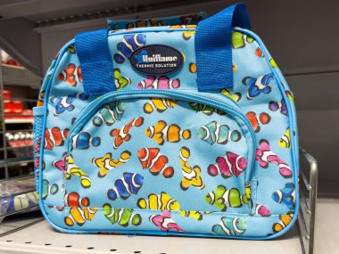 Tarvisio, İtalya - 01 Haziran 2025: Unifire 'ın canlı balık desenli yalıtılmış beslenme çantası, okul, piknik ve açık hava maceraları için uygun