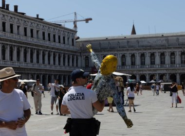Venedik, İtalya - 24 Haziran 2025: Venedik 'te Joseph Bezos' un düğününü protesto, canlı kalabalık ve tarihi binalar arasında kukla tutan bir polis memurunu sergilemek