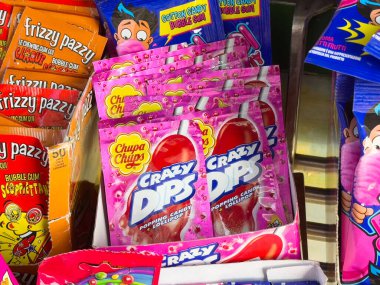 Venedik, İtalya - 25 Haziran 2025: Chupa Chups 'ın da içinde bulunduğu parlak şeker paketleri ve canlı renklerle sergilenen bir perakende satışı için sakız