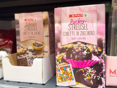 Venedik, İtalya - 25 Haziran 2025: SPAR markası süpermarket raflarına renkli şeker ve çikolata çeşitlerinin yer aldığı kutular serpiyor