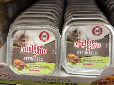 Venedik, İtalya - 25 Haziran 2025: Miglior Gatto sterilize kedi maması kutuları raflarda dizilmiş, birinci sınıf malzemeler ve kedi beslenmesi için cazip paketleme
