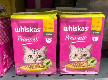Venedik, İtalya - 25 Haziran 2025: Whiskas Pranzetti kedi maması kutuları bir mağaza rafında sergileniyor, renkli ambalajları ve büyüleyici görselleri vurgulanıyor