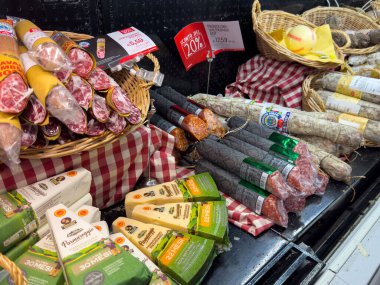 Venedik, İtalya - 23 Haziran 2025: Etleri ve peynirleri, canlı ambalajlar ve promosyon tabelalarıyla bir markette servis etmek