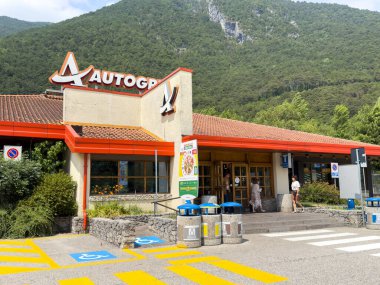 Venedik, İtalya - 23 Haziran 2025: Resimli dağlara kurulmuş otobur servis istasyonu, yolculara yiyecek ve rahatlama için bir karşılama durağı sunuyor.