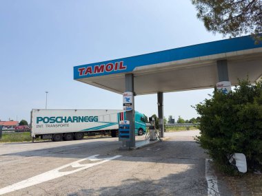 Venedik, İtalya - 23 Haziran 2025: Tamoil benzin istasyonunda yakıt pompasının önüne park etmiş, ulaşım lojistiği ve yakıt ikmali yapan büyük bir kamyon bulunuyor
