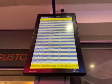 Venedik, İtalya - 23 Haziran 2025: Tren istasyonunda tren tarifeleri, varış yerleri ve tren bekleyenler için zaman gösterimi