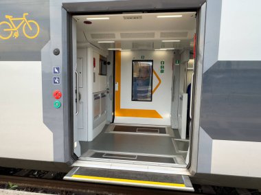 Venedik, İtalya - 23 Haziran 2025: Modern tren girişi bisiklet sembolü, erişilebilirlik ve çağdaş tasarım unsurlarını vurgulayan geniş bir iç mekan sergiliyor