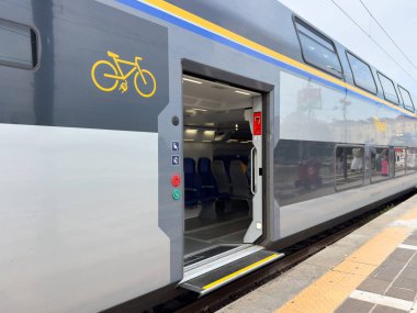 Venedik, İtalya - 23 Haziran 2025: Modern trenin dış tarafında bisiklet sembolü, açık kapılı, banliyö konforu için tasarlanmış geniş bir iç mekan var