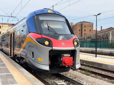 Venedik, İtalya - 23 Haziran 2025: Modern bölgesel tren platforma konuşlandırıldı, parlak bir tasarım ve canlı renkler ile gezginleri gemiye davet edildi