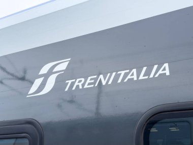 Venedik, İtalya - 23 Haziran 2025: Trenitalia logosu, markanın İtalya 'da kaliteli demiryolu seyahatine olan bağlılığını vurgulayan çağdaş bir trende kullanılmıştır.