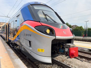 Venedik, İtalya - 23 Haziran 2025: Bölgesel ET 104 treni 127-B modern tasarım ve parlak renklerle tren istasyonuna park edilmiştir.