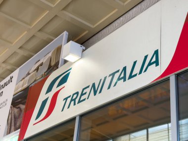Venedik, İtalya - 23 Haziran 2025: Tren istasyonundaki moda tabelası İtalyan demiryolu markalarını modern mimari unsurlar ve canlı atmosferle ön plana çıkarıyor
