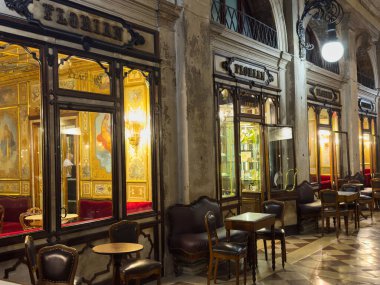 Venedik, İtalya - 23 Haziran 2025: Zarif kafe tarihi bir binada büyüleyici bir atmosfer yaratarak klasik dekorlar, dekoratif aynalar ve davetkar koltuklar içeriyor.