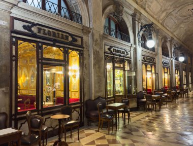 Venedik, İtalya - 23 Haziran 2025: Venedik, İtalya 'da Caffe Florian, kahve severler ve turistler için çarpıcı bir mimari ve sıcak bir atmosfer sunuyor.