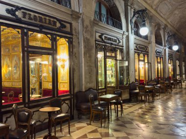 Venedik, İtalya - 23 Haziran 2025: Floransa 'daki tarihi kafenin dış görünüşü, dekoratif mimari, eski mobilyalar ve ziyaretçiler için açık hava koltukları