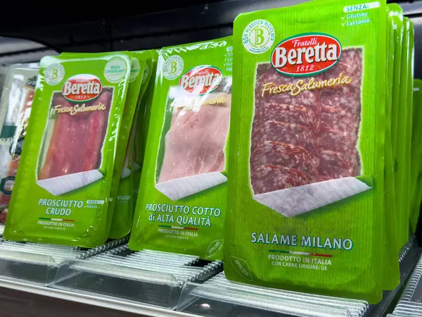 Venedik, İtalya - 23 Haziran 2025: Beretta paketlenmiş etler bir markette sergileniyor, prosciutto crudo ve parlak yeşil ambalajlarla Milano 'yu vurguluyor.