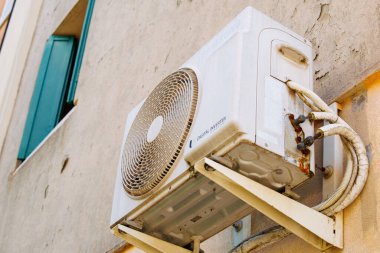 Burano, İtalya - 25 Haziran 2025: Duvara yerleştirilen havalandırma sistemi, kentsel yaşam ortamları için verimli soğutma teknolojisi gösteriyor